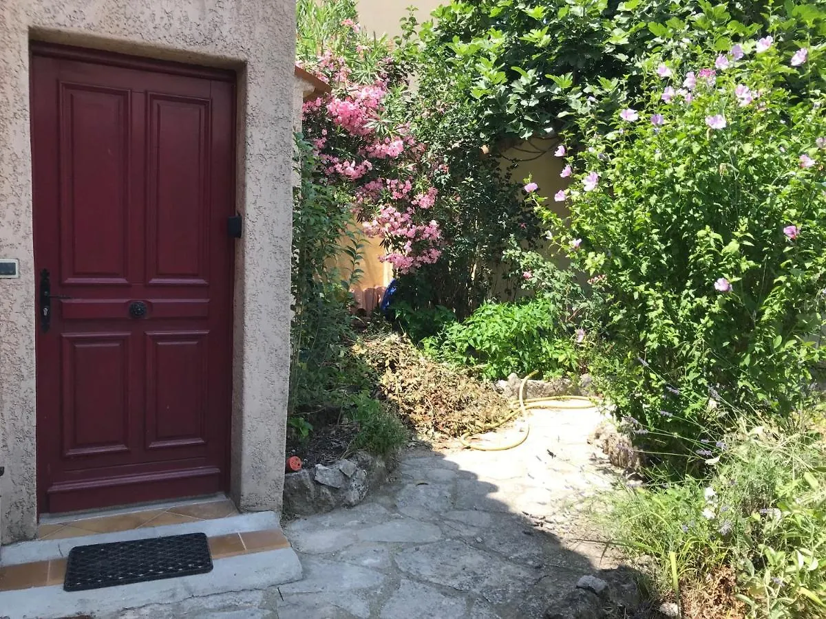 Guest house Chambre Climatisee Avec Sdb Privee Dans Une Villa Avec Piscine Ouverte D'Avril A Mi Octobre Marseille