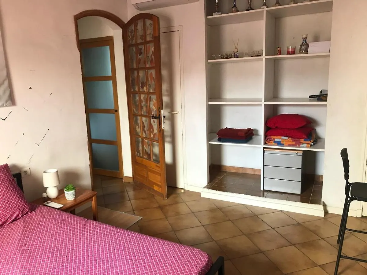 Chambre Climatisee Avec Sdb Privee Dans Une Villa Avec Piscine Ouverte D'Avril A Mi Octobre Marseille France
